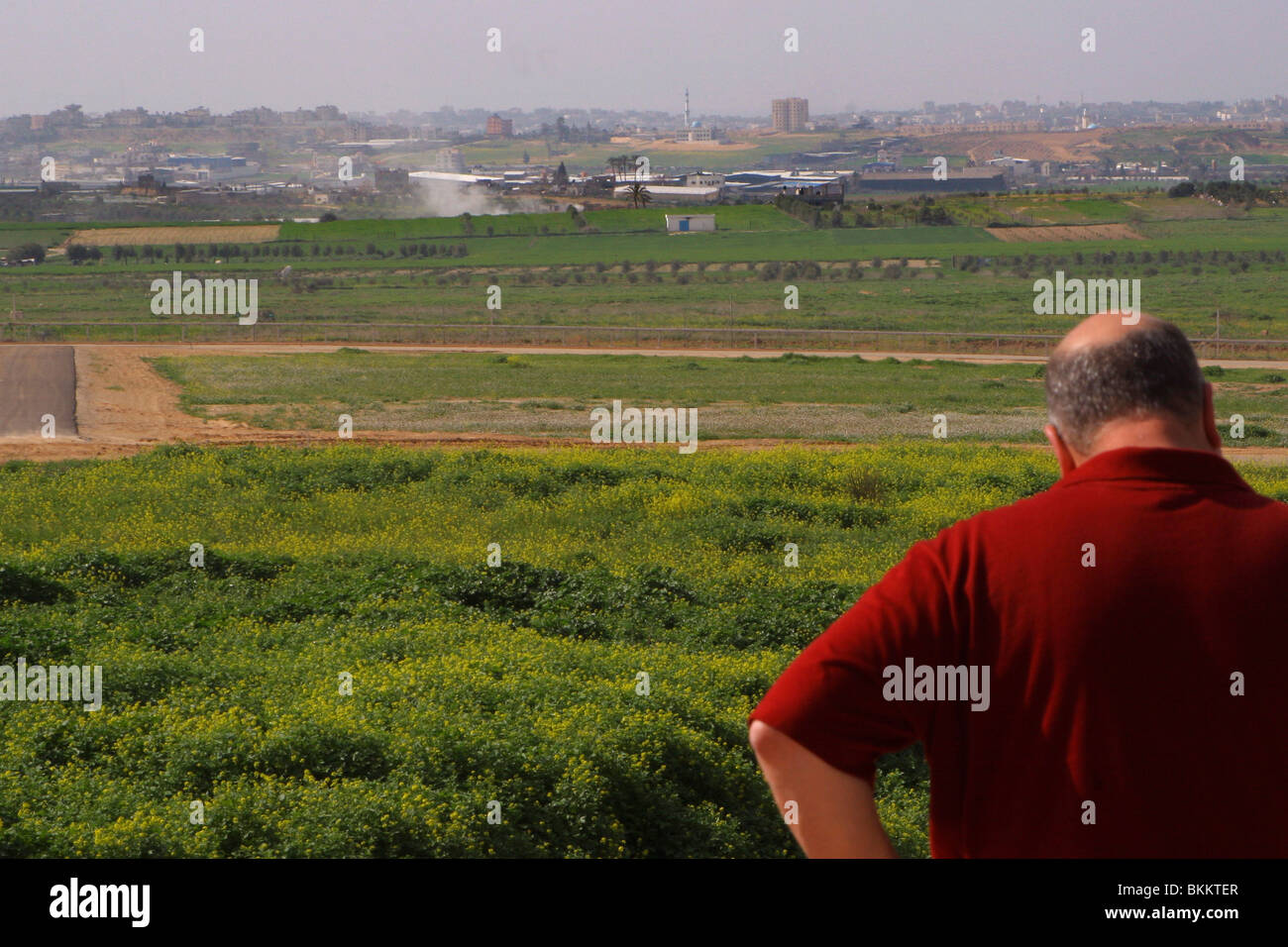 Un Israélien regarde le Gaza-Israeli à la frontière nord de la bande de Gaza. Banque D'Images