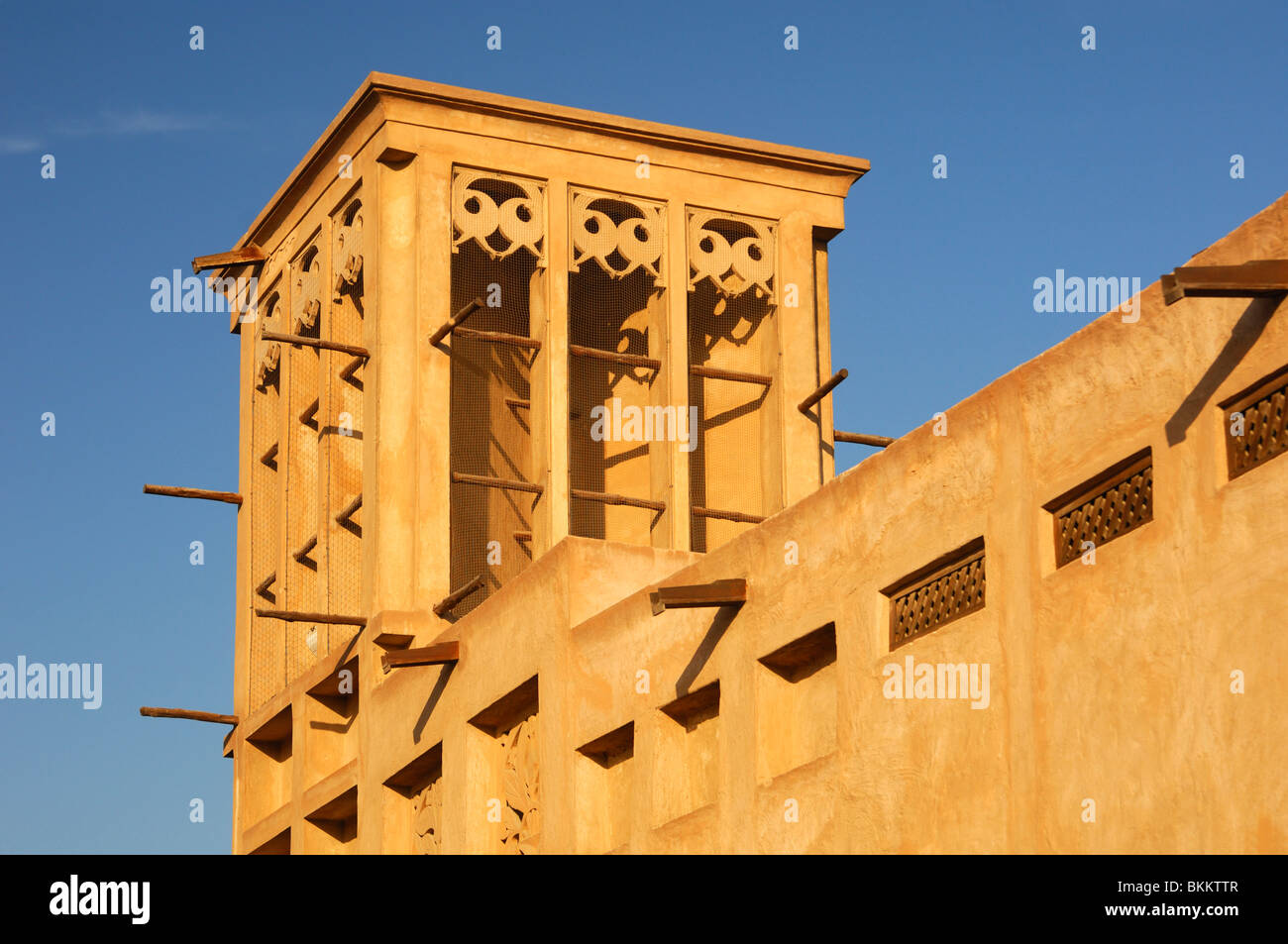 Tour éolienne, système de climatisation arabe traditionnel dans la vieille  ville de Bastakiya, Bur Dubai, Dubai, Émirats Arabes Unis Photo Stock -  Alamy
