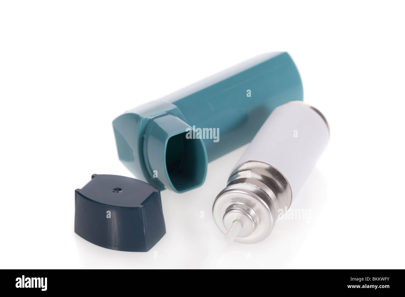 Inhalateur d'asthme isolé sur fond blanc Banque D'Images