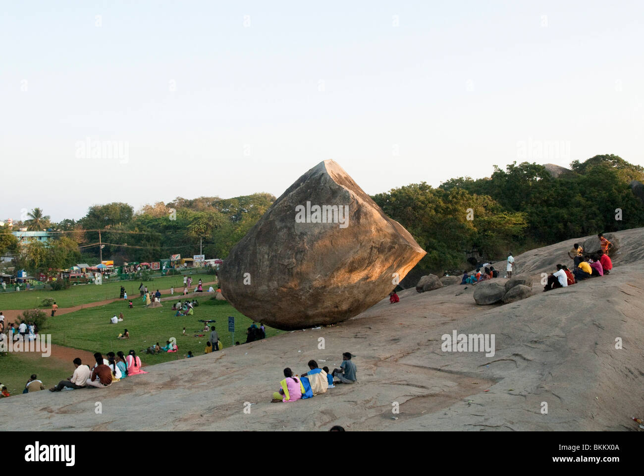 L'Inde, le Tamil Nadu, Mahabalipuram Krishna's butter ball - un équilibre entre rock Banque D'Images