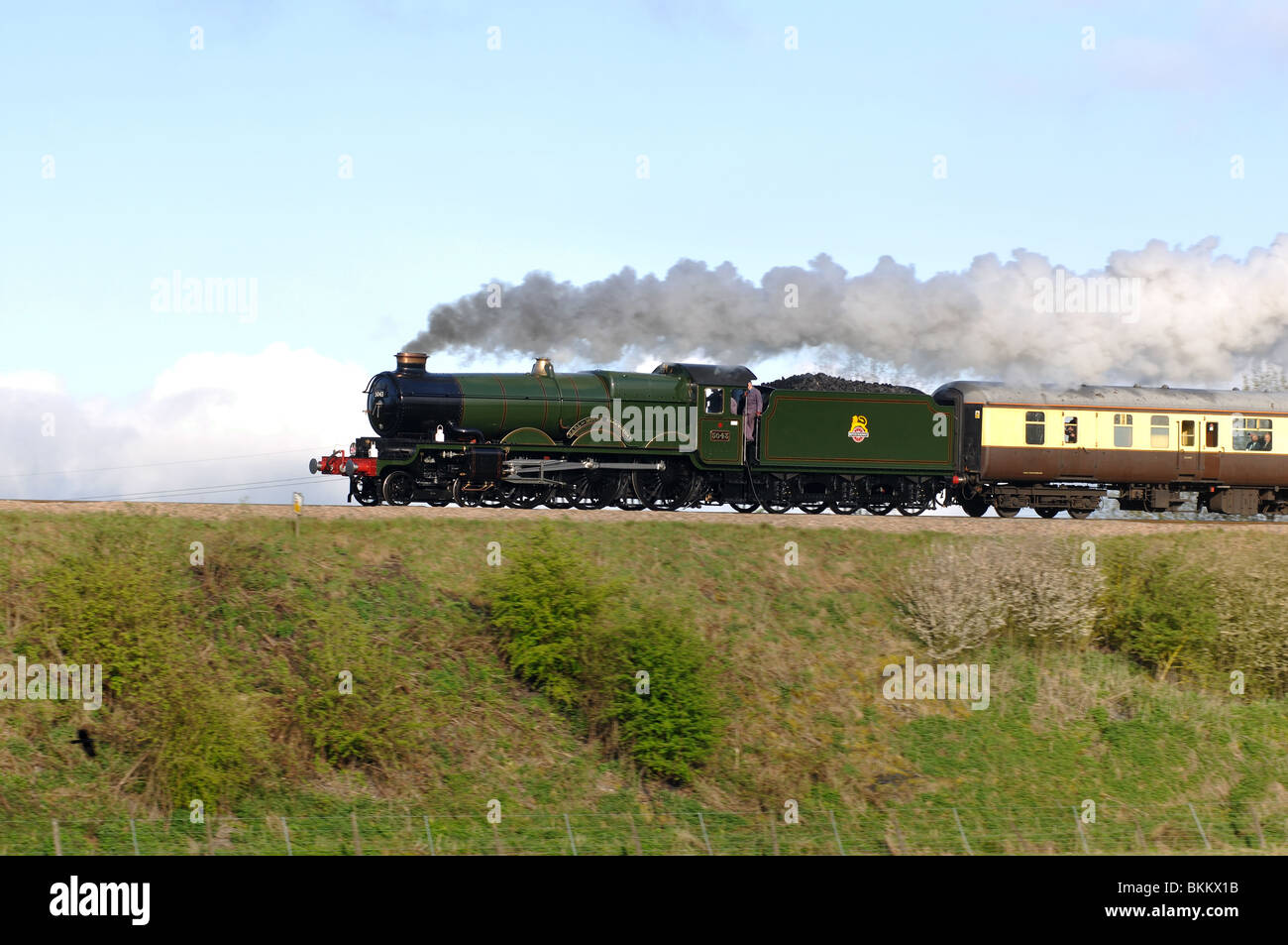 Préservés locomotive à vapeur tirant main line train d'excursion, UK Banque D'Images