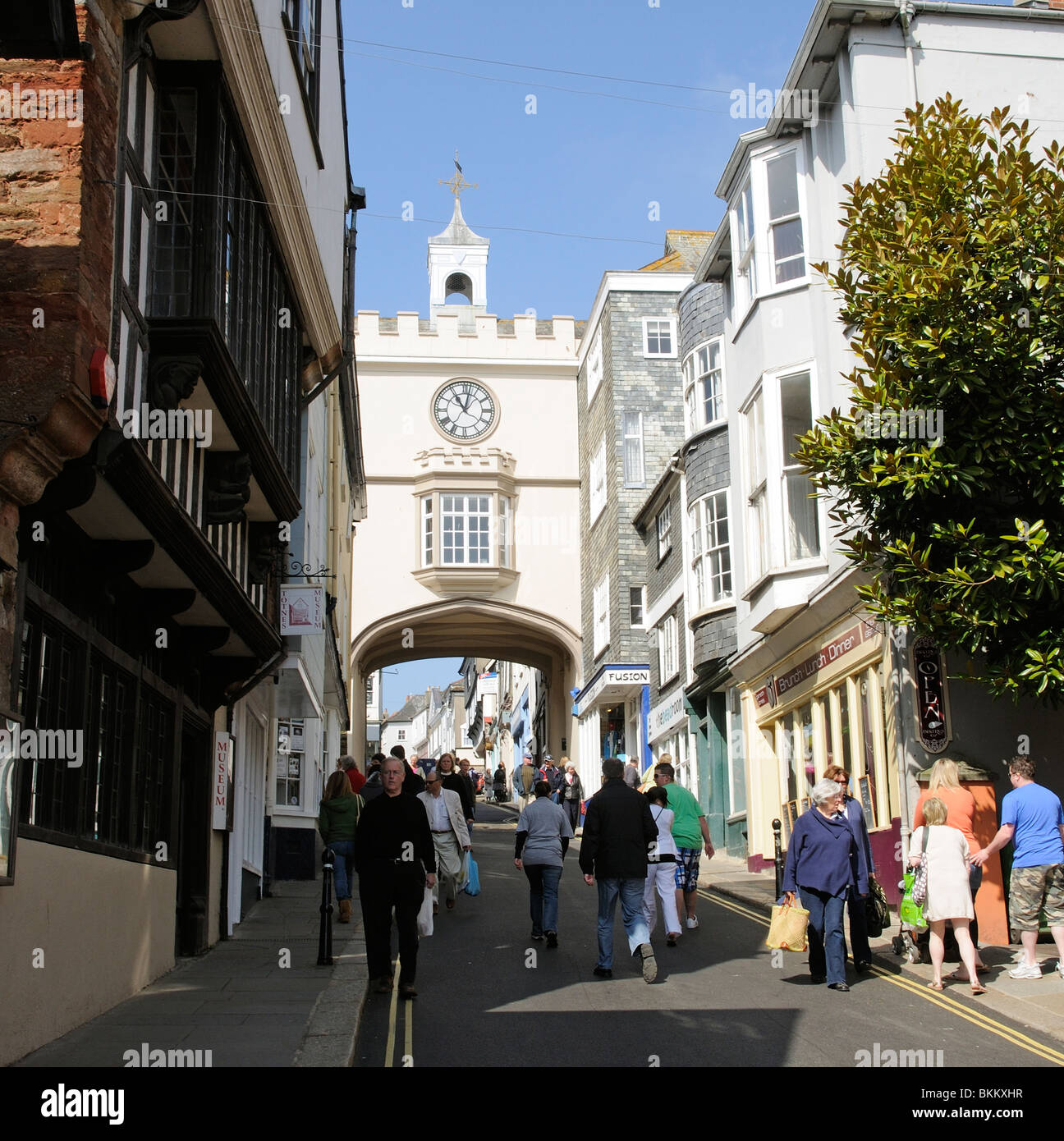 Magasins du centre-ville de Totnes South Devon England UK à la rue principale jusqu'à la célèbre porte de l'Arch Banque D'Images