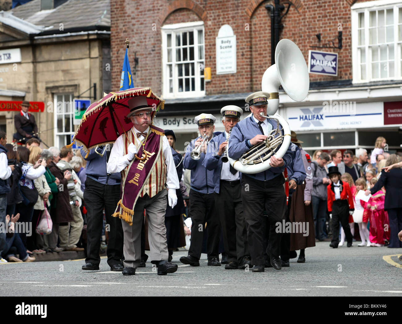 La musique New Orleans band au cours de la procession annuelle du Royal Mayday Knutsford Banque D'Images