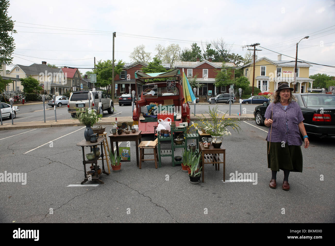 Un vendeur vend ses marchandises au marché agricole local dans la région de Charlottesville, Virginia. Banque D'Images