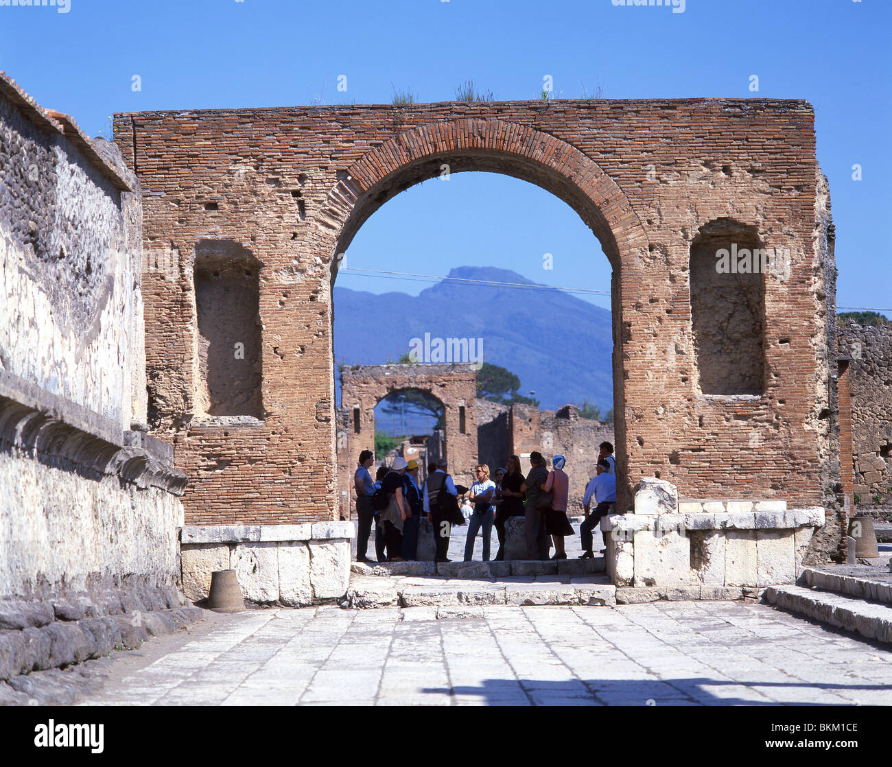 Vue sur l'arche de célébration montrant le Vésuve, l'ancienne ville de Pompéi, Pompéi, la ville métropolitaine de Naples, la région de Campanie, Italie Banque D'Images