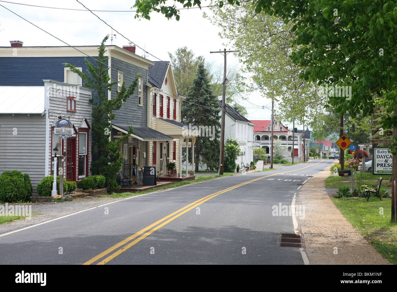 Un quartier calme de la ville historique à Albemarle County, en Virginie. Banque D'Images