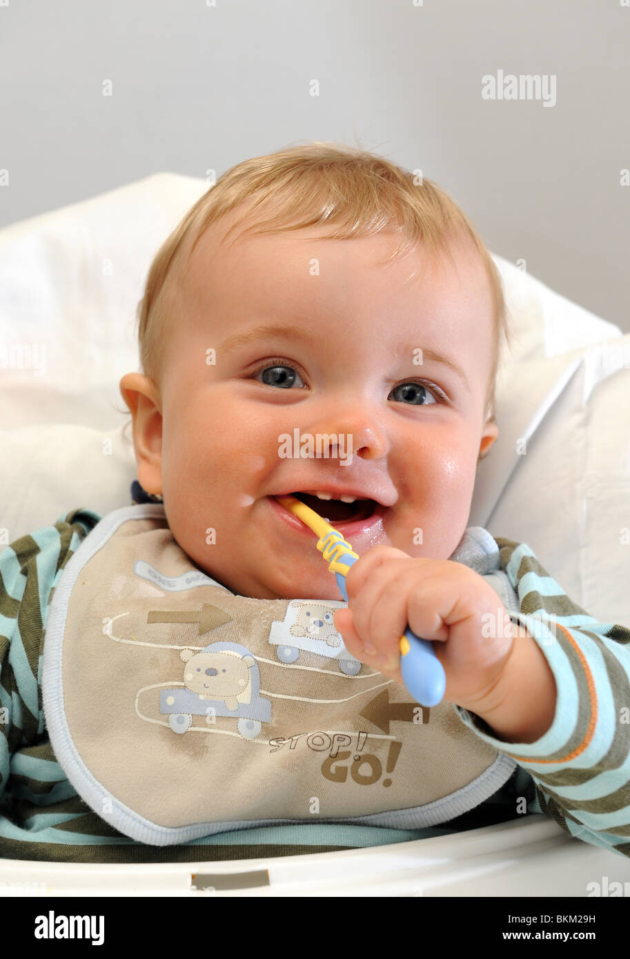 Nettoyage des dents de lait de bébé garçon England Uk Banque D'Images
