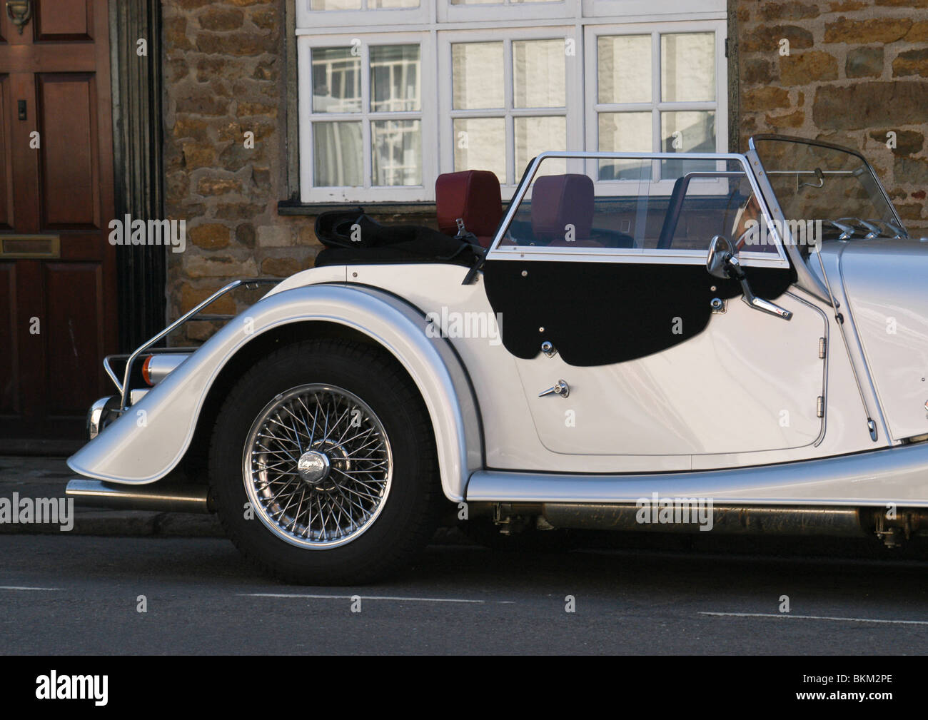 Moitié arrière vue de côté Martin vintage voiture sport décapotable dans shining couleur argent métallique, fil et de roue d'affichage élégant. Banque D'Images