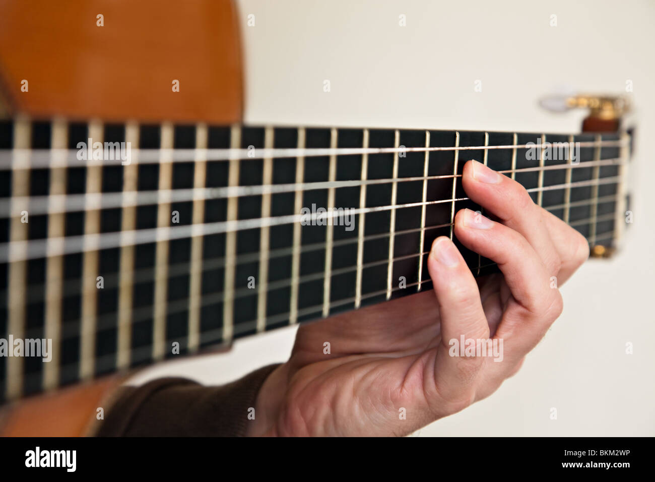Cordes guitare classique close up avec doigté main gauche l'Accord E7 b9  Photo Stock - Alamy