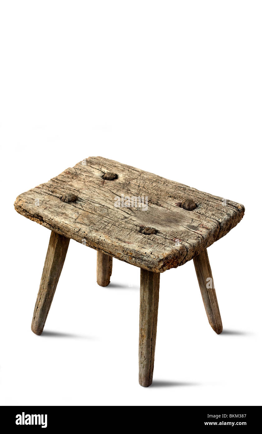Très vieille chaise rustique sur fond blanc Banque D'Images