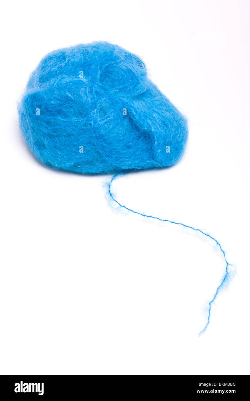 Une grande boule de bleu laine mohair ou de fils isolés contre fond blanc. Banque D'Images