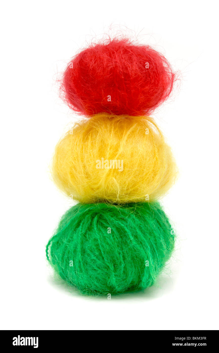 Boules de rouge, jaune et vert laine mohair empilées comme un feu de circulation. Banque D'Images