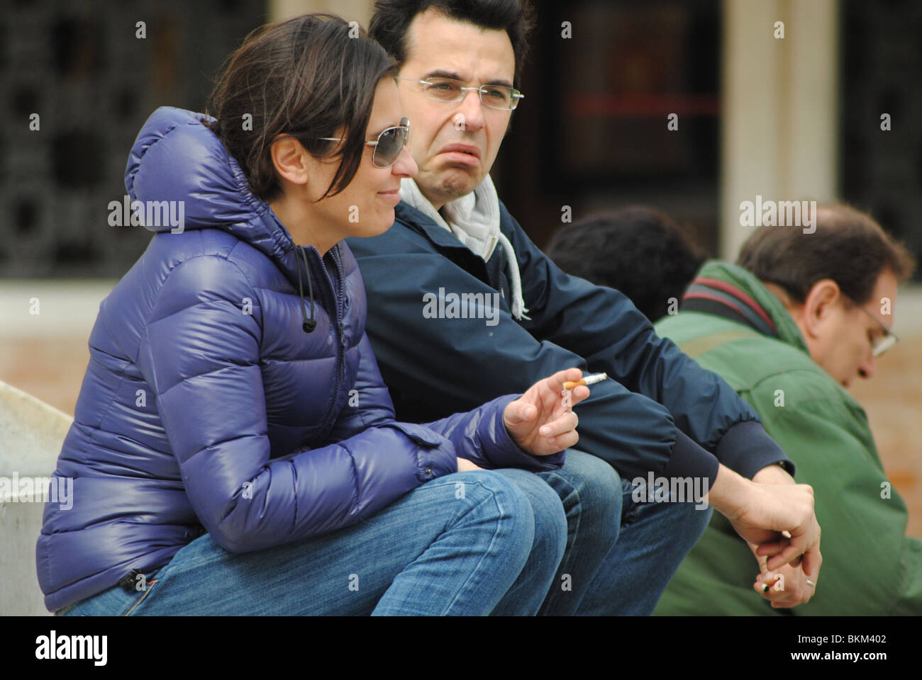 Femme fumant une cigarette, Venise, Italie Banque D'Images