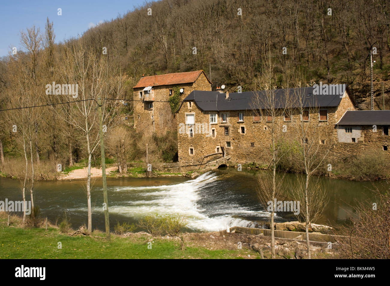 Ancien moulin transformé en maison de vacances Gîte Hébergement en Aveyron au Pont Neuf Aveyron France Banque D'Images