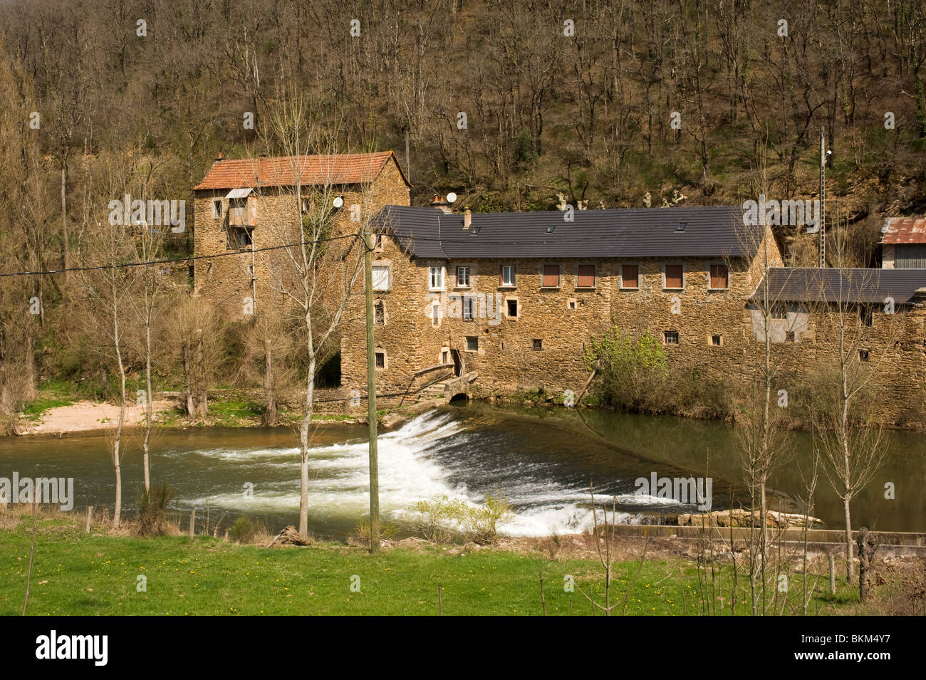 Les bâtiments ancien moulin transformé en maison de vacances Gîte Hébergement en Aveyron au Pont Neuf Aveyron France Banque D'Images