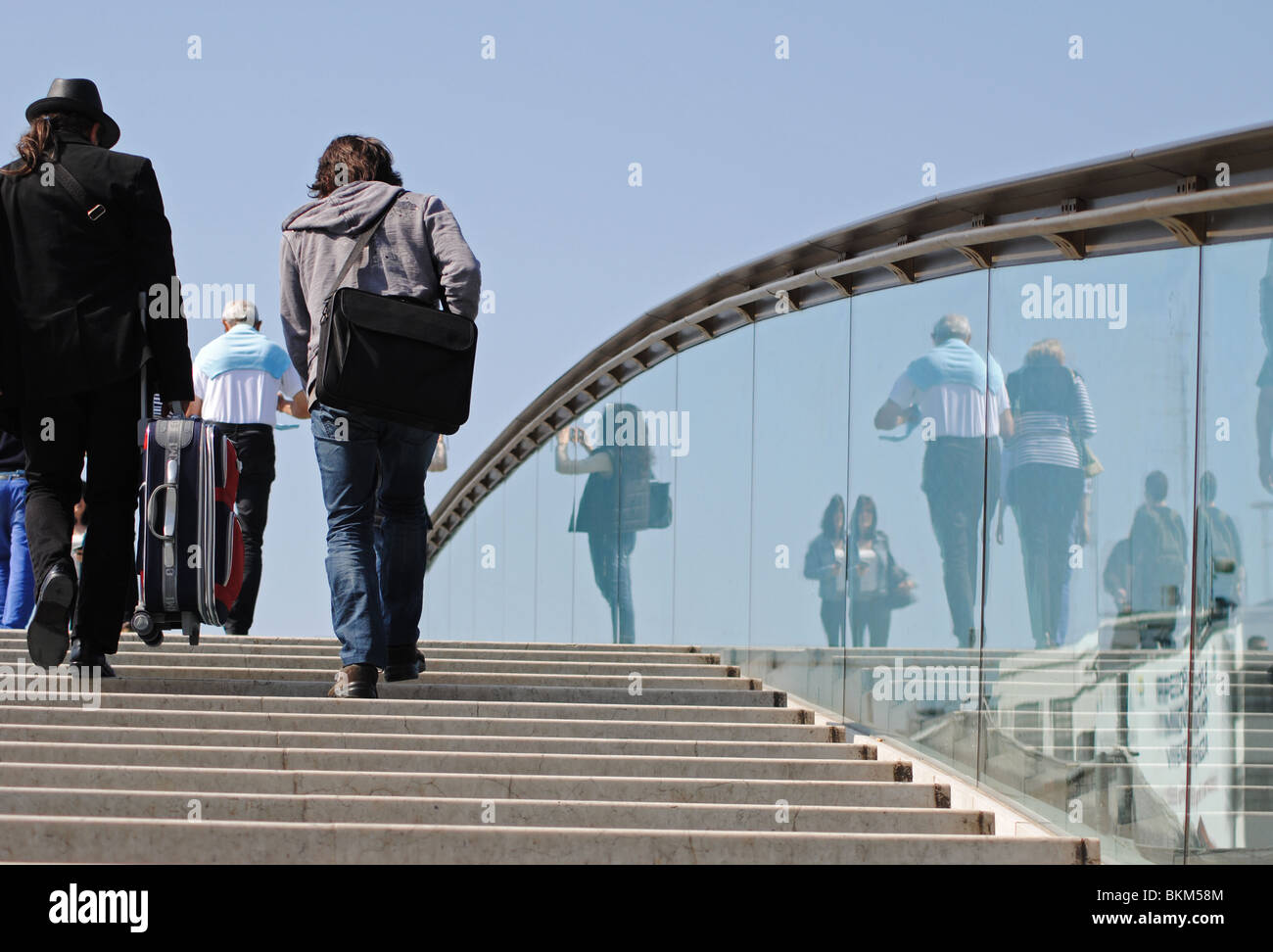 Les gens et réflexions sur pont Calatrava entre les gares routière et ferroviaire de Venise, Italie Banque D'Images