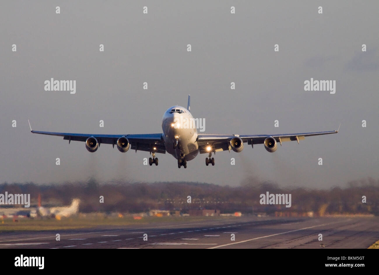 CU-T1254 Cubana Iliouchine Il-96-300 décollant de l'aéroport de Londres Gatwick. Banque D'Images