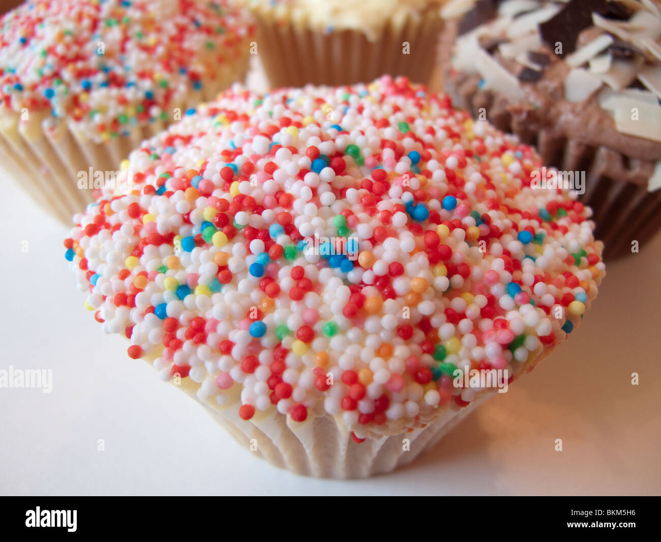 Un cup cake couvert dans des centaines et des milliers Banque D'Images