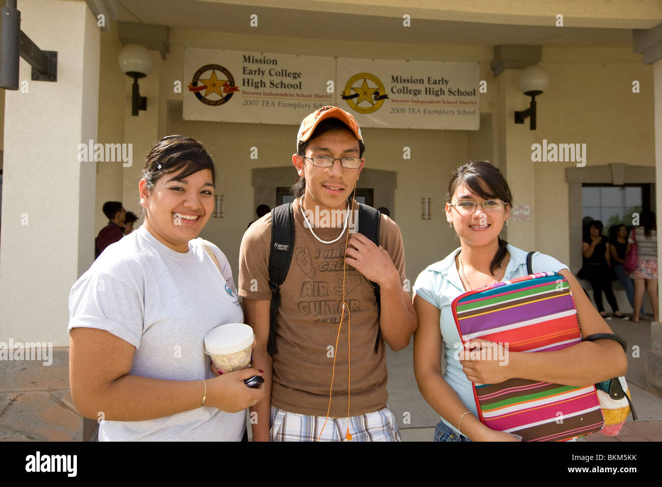 Les étudiants hispaniques en face de l'entrée de début de Mission College High School, à El Paso, au Texas. Banque D'Images