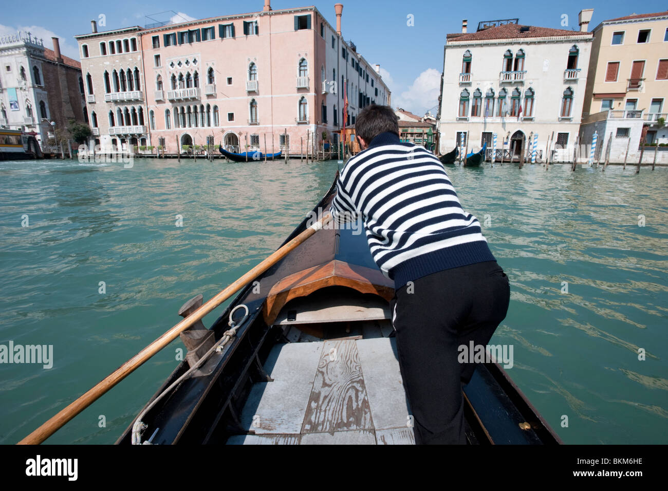 Gondolier de port pour le traghetto gondola traversant le Grand Canal à Venise Banque D'Images