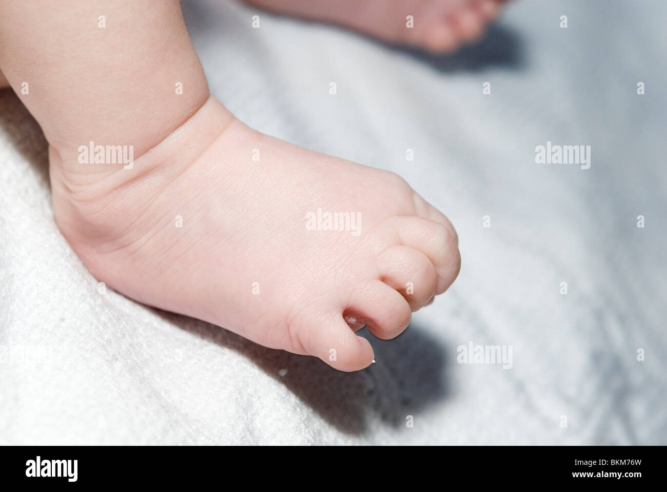 Close Up Sur Petit Pied De Bebe Fille Avec Orteils Se Blottit Contre Couverture Blanche Photo Stock Alamy