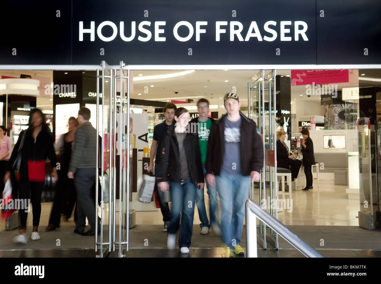 Les acheteurs venant de la maison de Fraser store, Oxford Street, London UK Banque D'Images