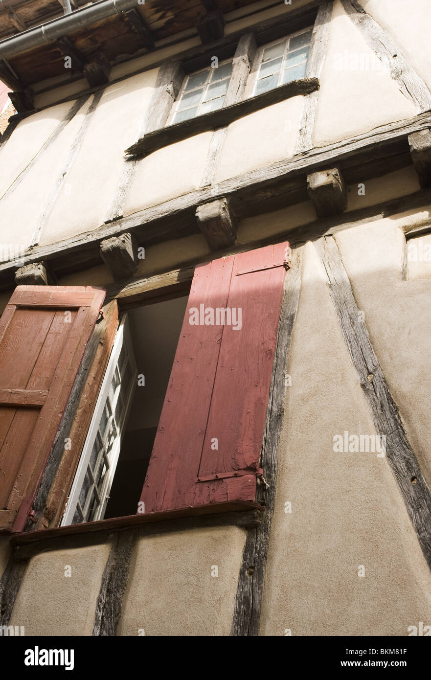 Volets traditionnels dans le vieux bâtiment en bois à Sauveterre-de-Rouergue Aveyron Midi-Pyrénées France Banque D'Images