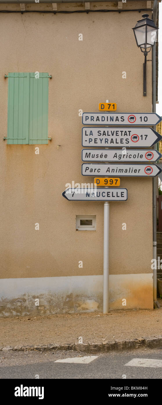 Direction du trafic local dans Signpost Street à Sauveterre-de-Rouergue Aveyron France Banque D'Images
