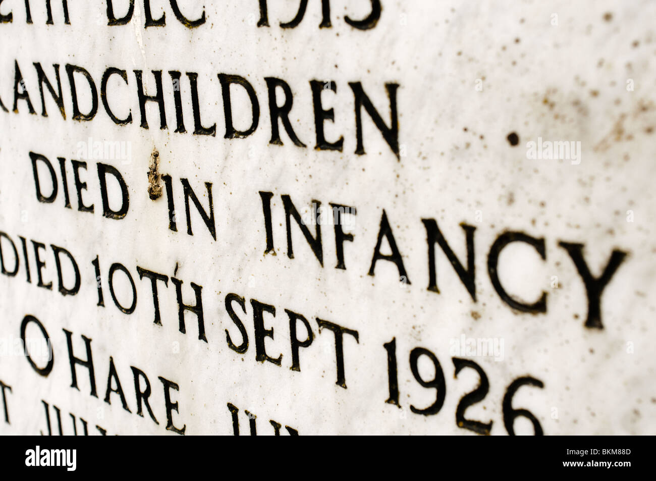 Libre d'inscription sur une tombe 'Died dans l'enfance" Banque D'Images