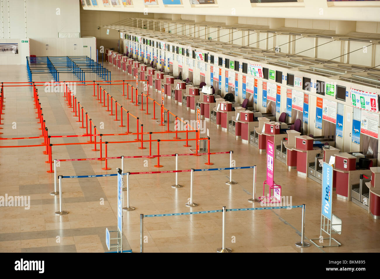 La salle d'embarquement de l'aéroport vols annulés vide Banque D'Images