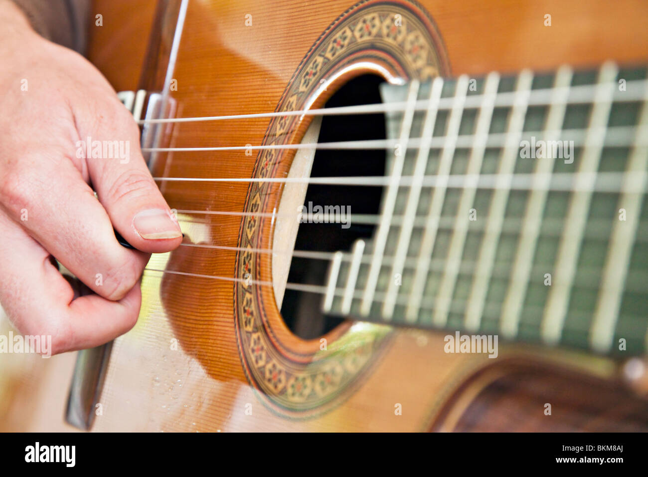 Cordes guitare classique close up avec main droite de gratter les cordes  Photo Stock - Alamy