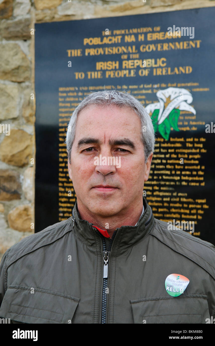 Belfast, Irlande du Nord. 24 avr 2011 - Pat Sheehan, le Sinn Fein deputé et ex-gréviste de la faim, parle à Pâques des commémorations à la parcelle Républicaine Banque D'Images
