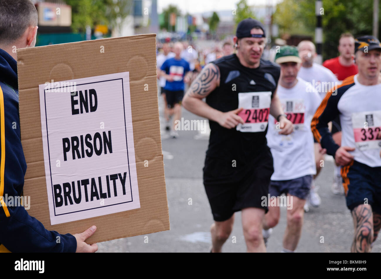 Une ligne de piquetage 'blanc' le long de la Falls Road pendant le marathon de Belfast, pour protester contre les conditions de prisonniers républicains Banque D'Images