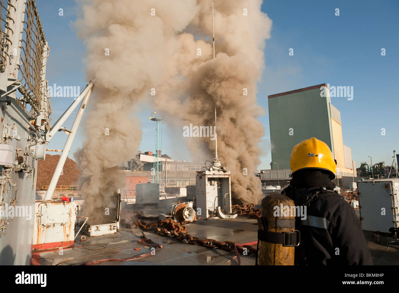 Ex Bateau de la marine américaine en feu dans le dock avec de grandes quantités de fumée à maintenir le modèle entièrement libéré Banque D'Images