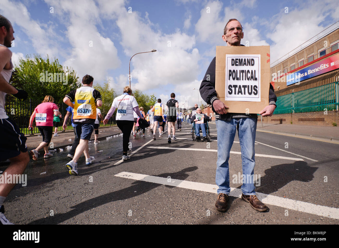 Une ligne de piquetage 'blanc' le long de la Falls Road pendant le marathon de Belfast, pour protester contre les conditions de prisonniers républicains Banque D'Images