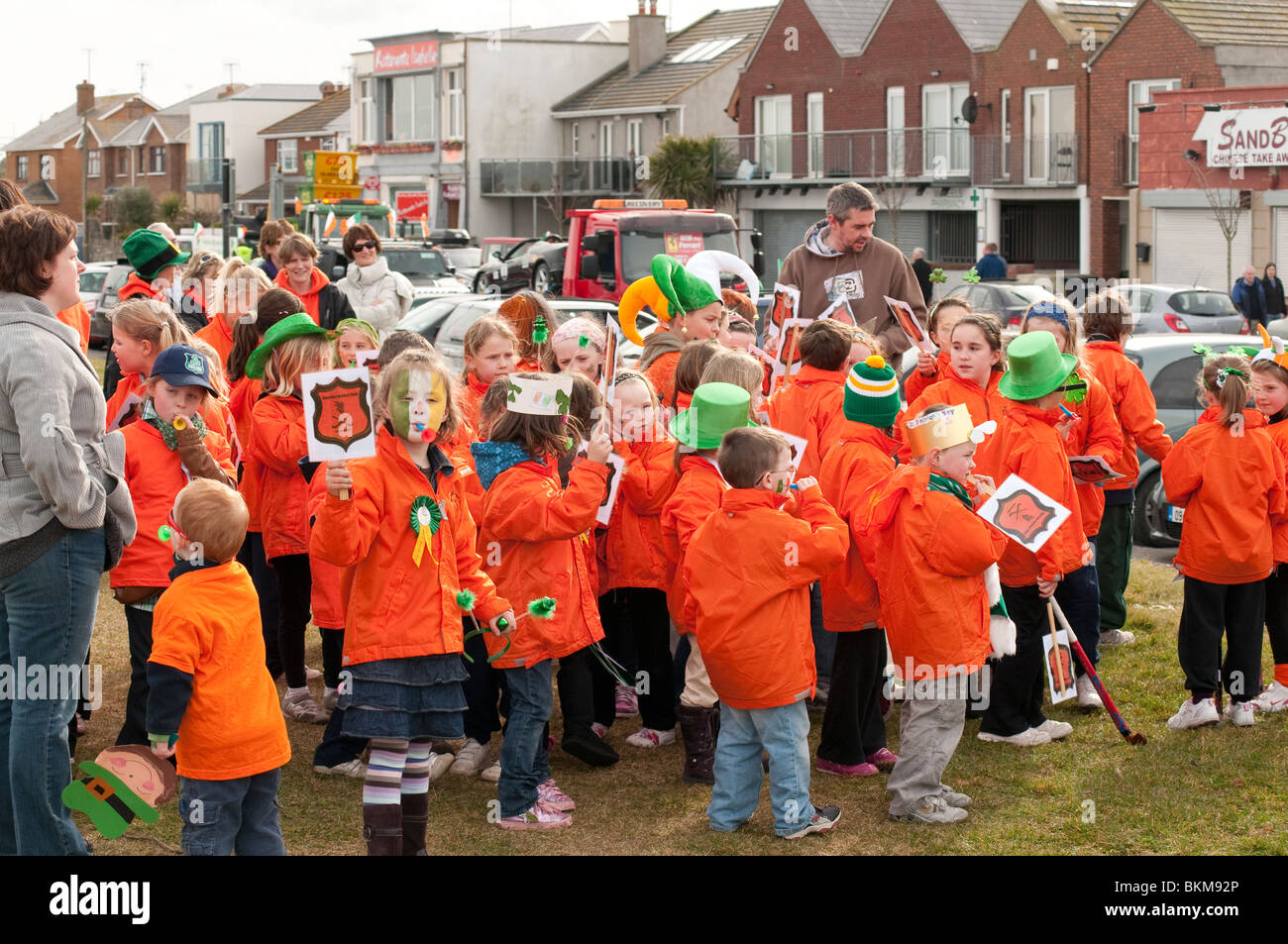 Rassemblement des enfants au début de la Saint Patrick's Day Parade à Skerries, comté de Dublin, Irlande 2010 Banque D'Images