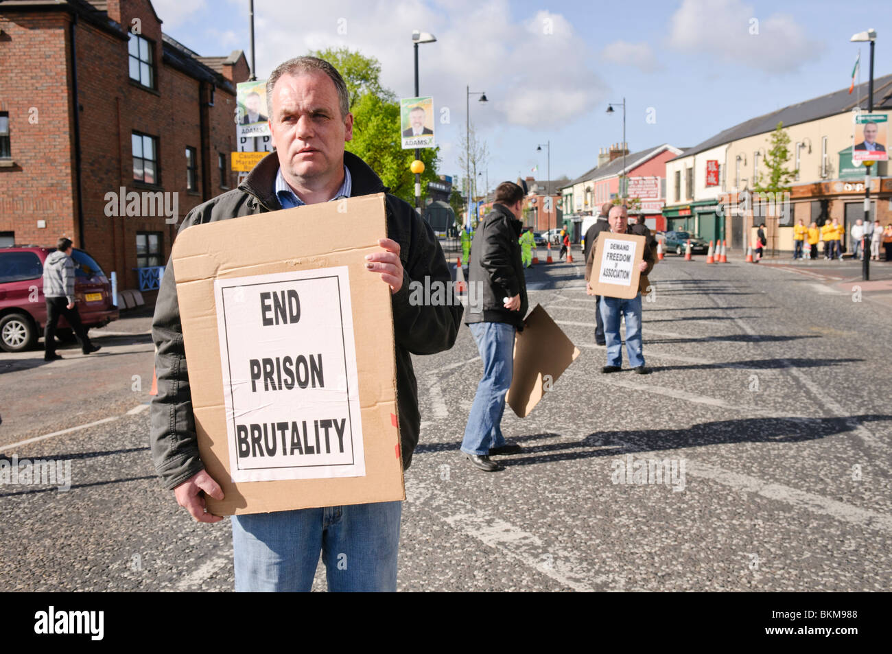 Paul Duffy, frère de Colin, à un "livre blanc" sur la ligne de piquetage Falls Road pour protester contre les conditions de prisonniers républicains Banque D'Images