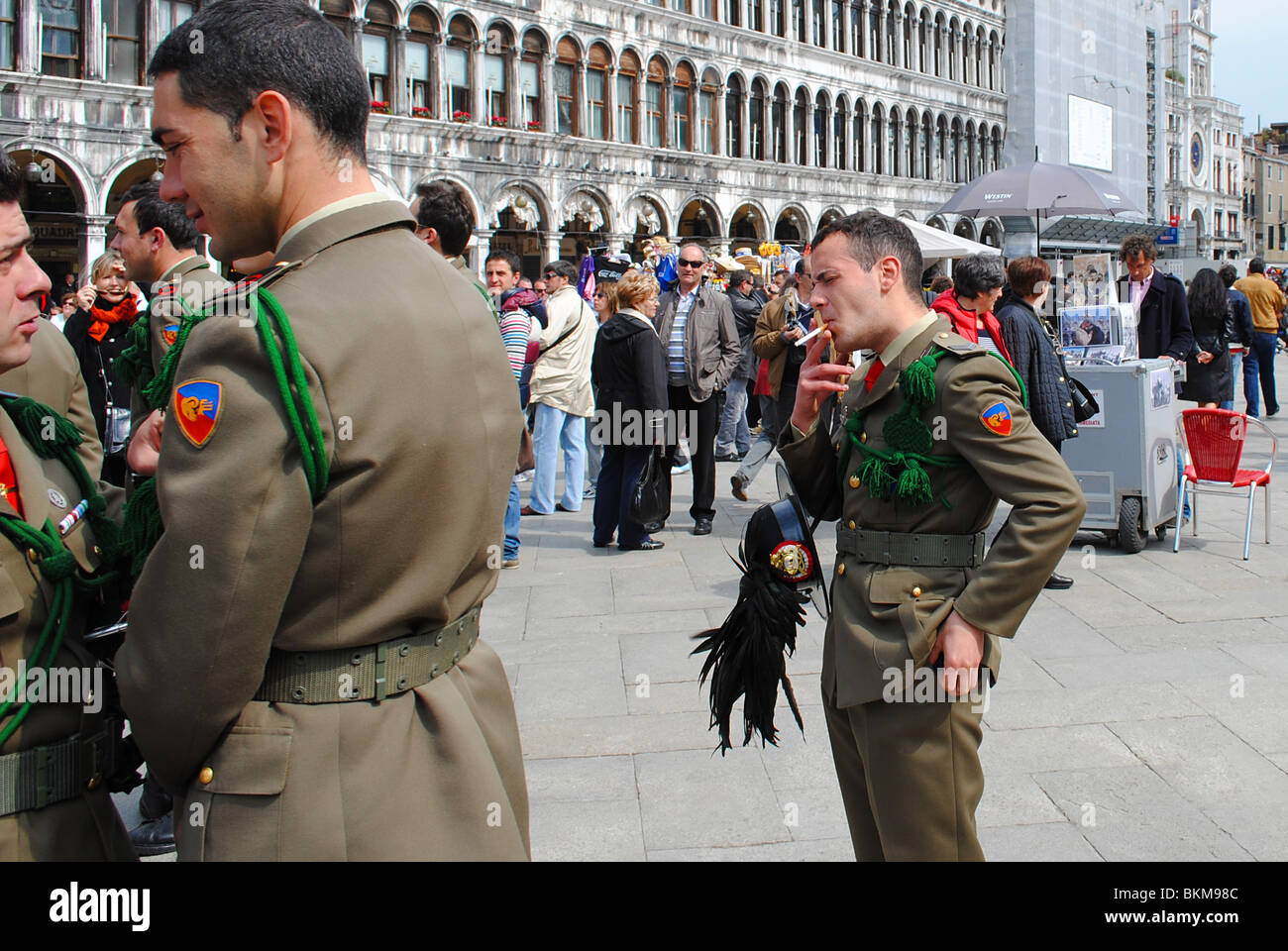Des soldats italiens de fumer des cigarettes dans la place Saint-Marc, Venise, Italie Banque D'Images
