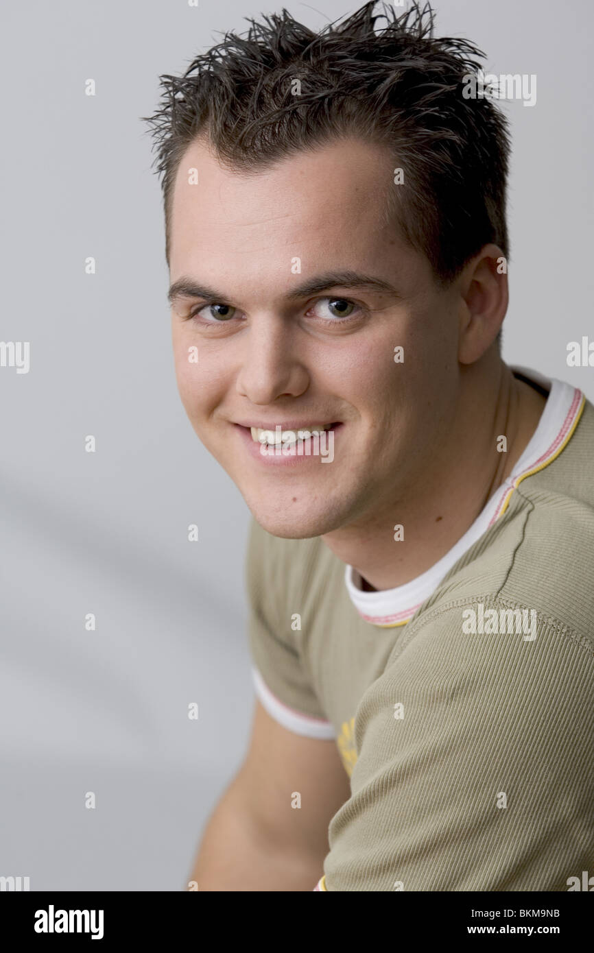 Front dégarni, jeune homme, aux cheveux noirs, portrait Photo Stock - Alamy