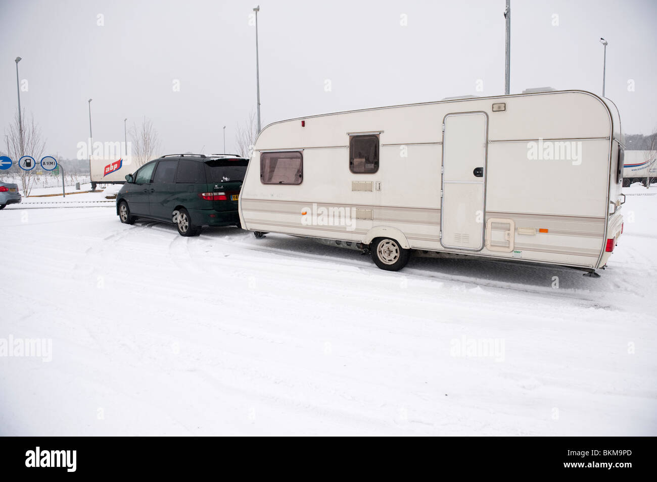 Caravane coincé dans la neige et la glace en hiver Banque D'Images