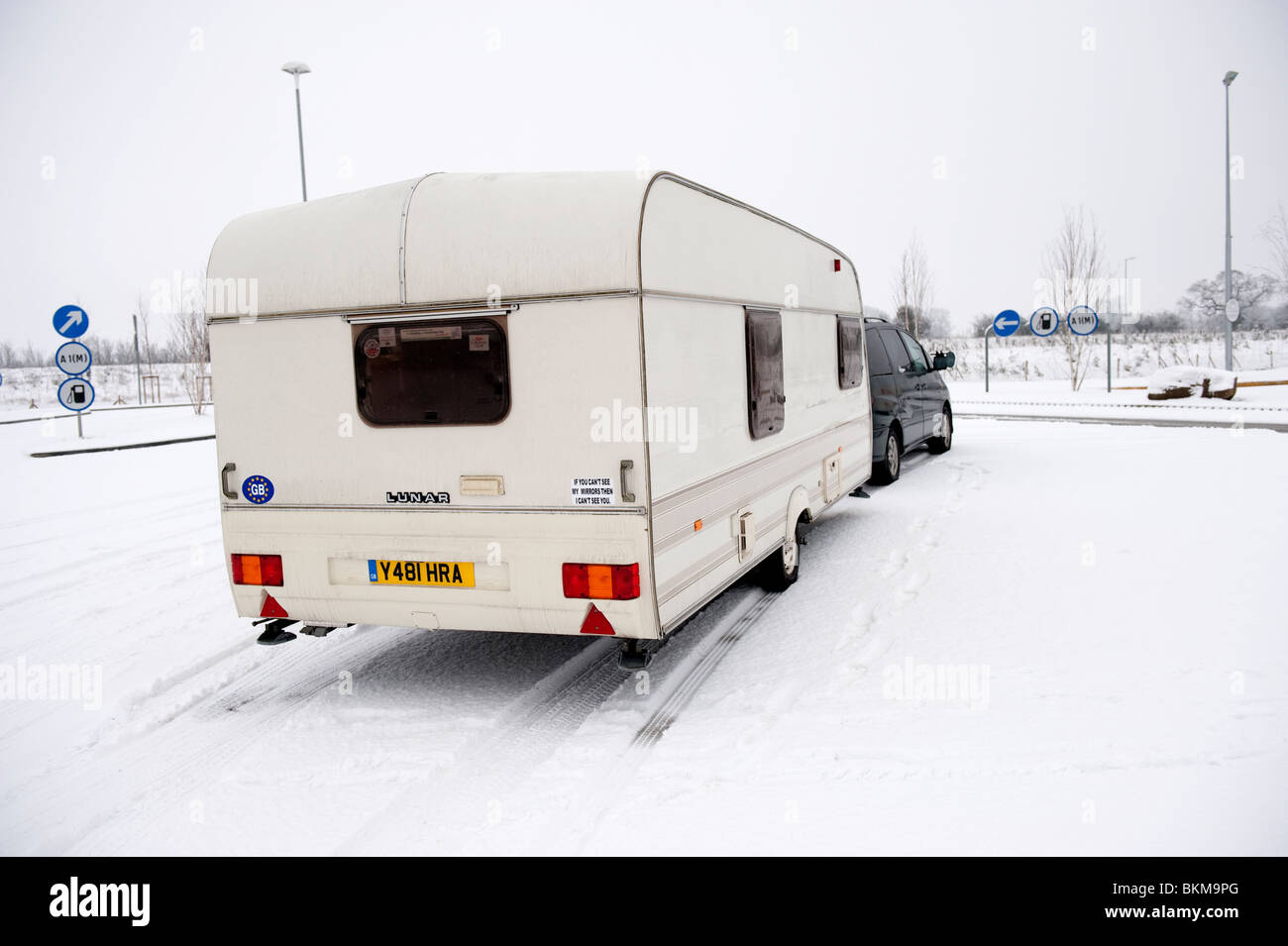 Caravane coincé dans la neige et la glace en hiver Banque D'Images