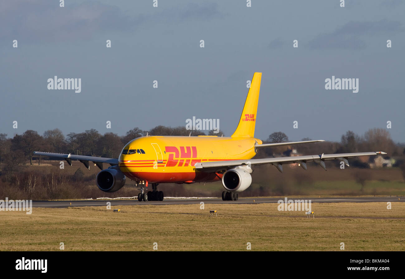 OO-DIJ DHL Transport aérien européen Airbus A300B4-103F décollant de l'aéroport de Londres Luton Banque D'Images