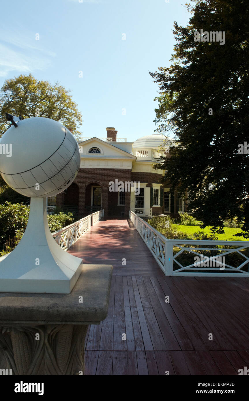 Thomas Jefferson's home, Monticello à Charlottesville en Virginie avec cadran solaire sphérique sur le Pavillon Nord. Banque D'Images