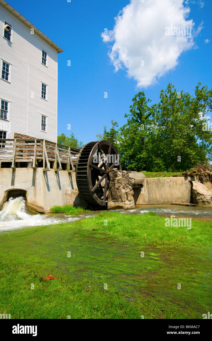 Mill water old wheel river dam Banque de photographies et d'images à haute  résolution - Alamy