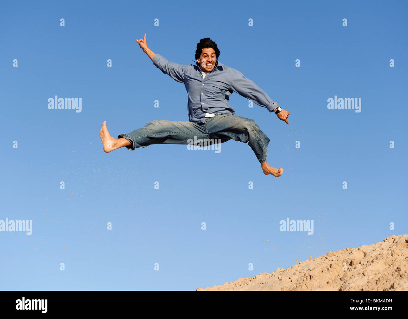 Un homme sauter dans l'air Banque D'Images