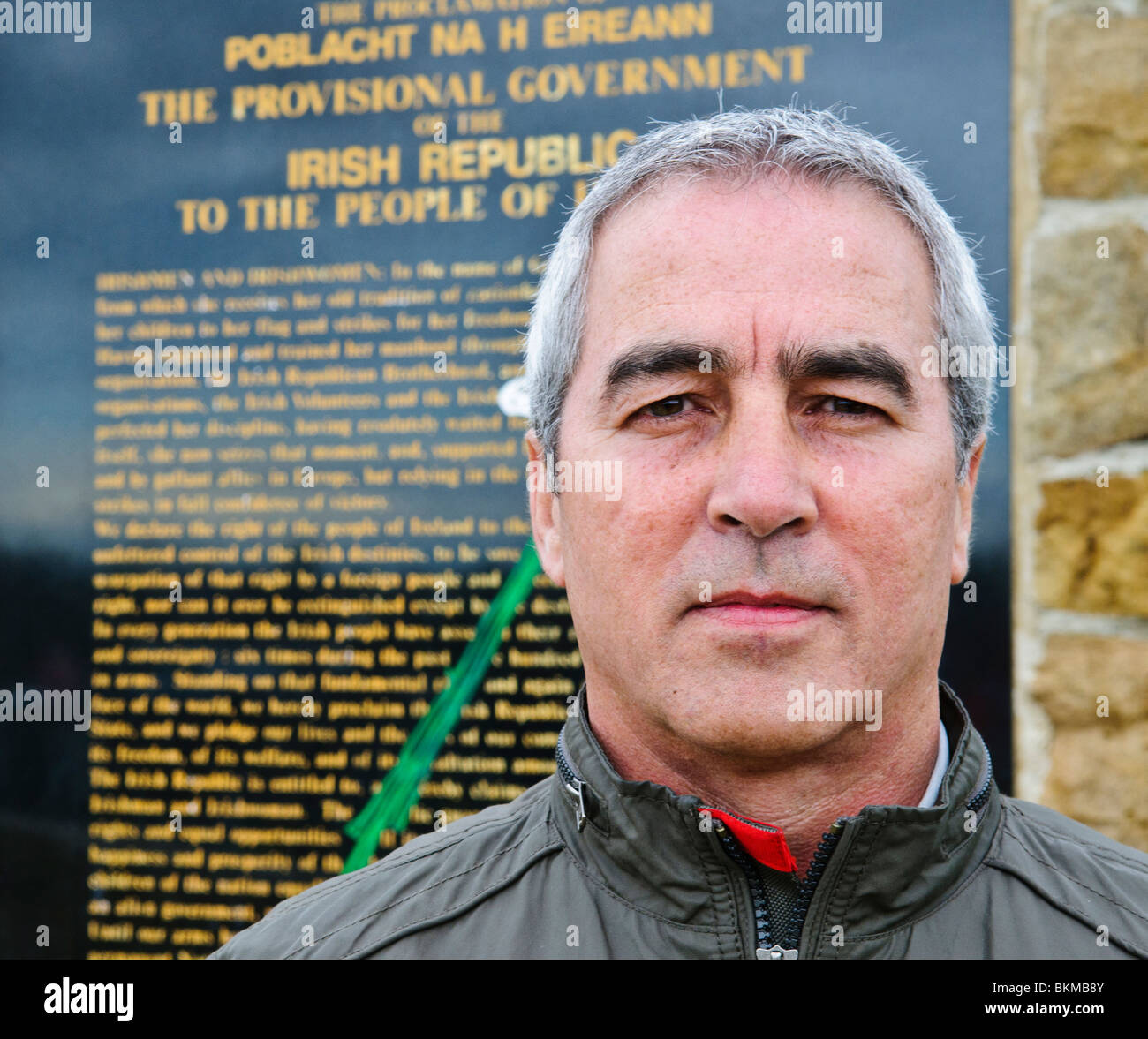 Belfast, Irlande du Nord. 24 avr 2011 - Pat Sheehan, le Sinn Fein deputé et ex-gréviste de la faim, parle à Pâques des commémorations à la parcelle Républicaine Banque D'Images