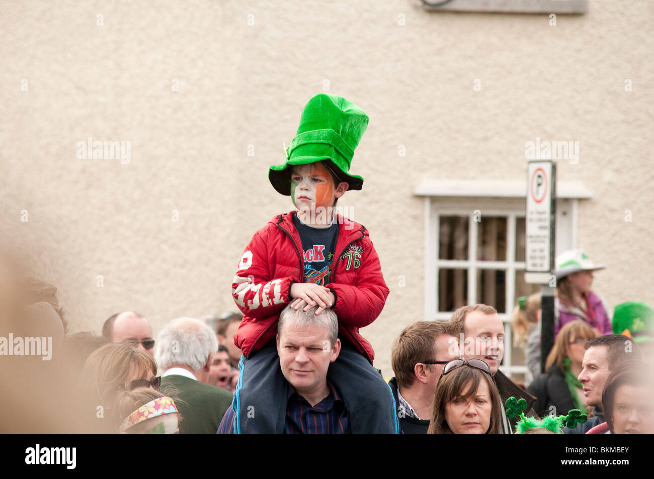 Père et fils s'amusant à la Saint Patrick's Day Parade à Skerries, comté de Dublin, Irlande 2010 Banque D'Images