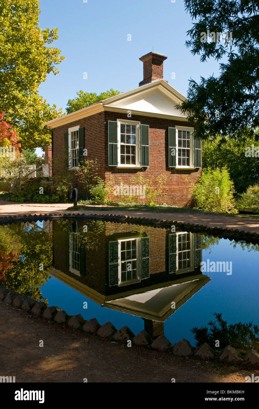 Thomas Jefferson's Monticello Sud pavillon avec reflet dans l'étang du poisson. Banque D'Images