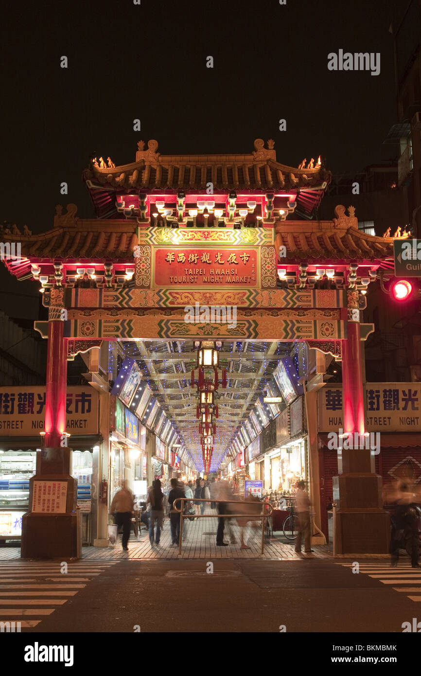 Les panneaux d'éclairage sans fin et les gens la nuit shopping dans la rue du Marché de nuit de Huaxi touristiques, Wanhua District, Taipei, Taiwan Banque D'Images