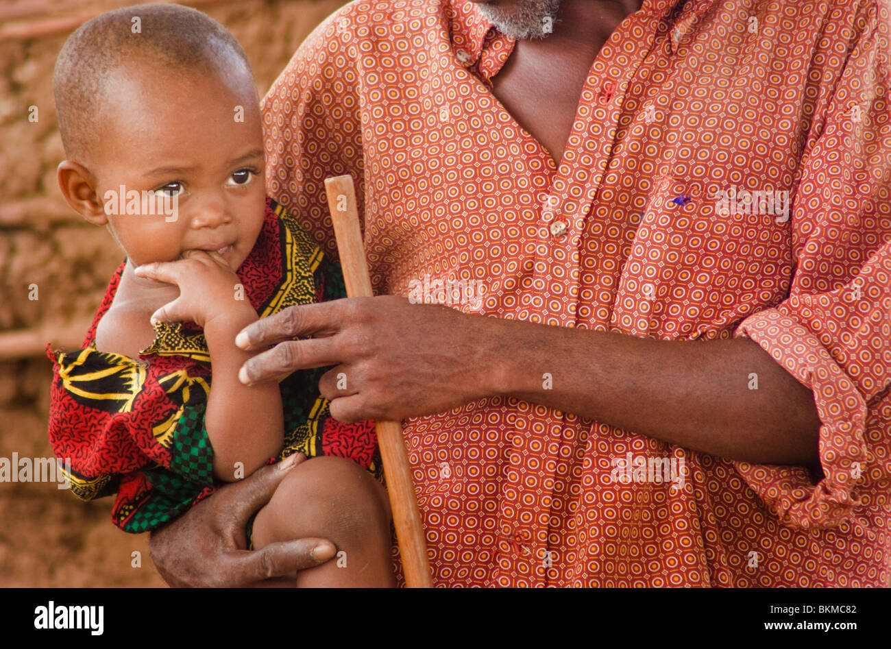 L'homme du Kenya avec son enfant Banque D'Images